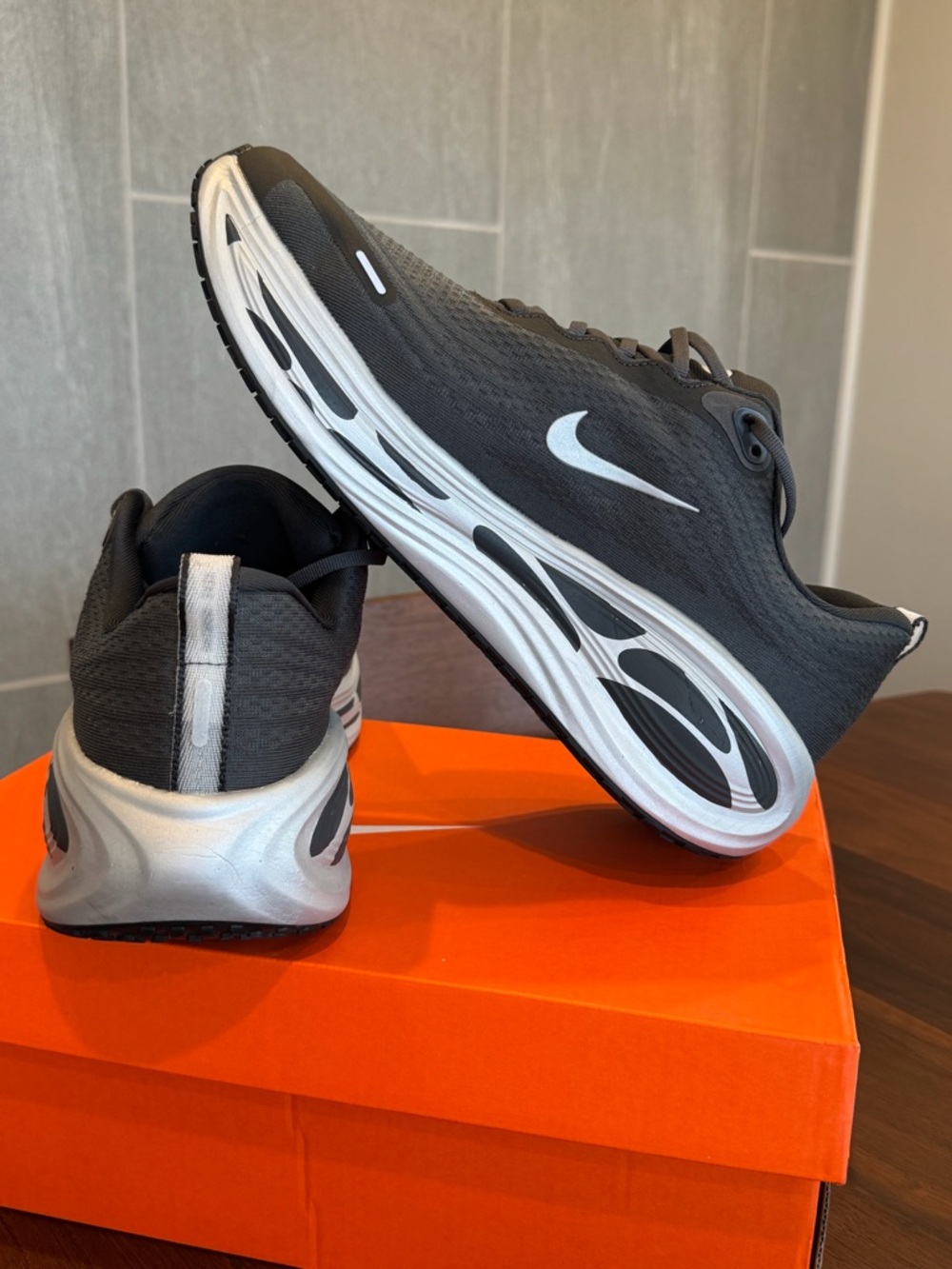 Men’s Nike Vomero Plus - Picture 2 of 3